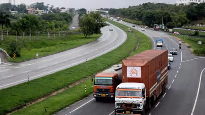 पूर्वांचल एक्सप्रेसवे पर दर्दनाक हादसा: मां-बेटी की ट्रक की चपेट में आने से मौत