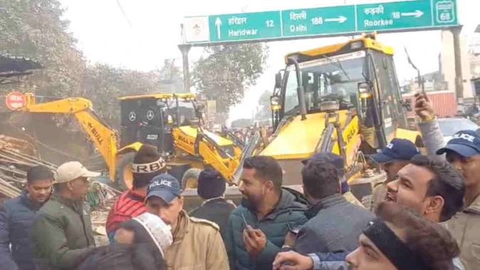 बहादराबाद में यूपी सिंचाई विभाग की भूमि पर हुए अतिक्रमण पर चला बुलडोजर