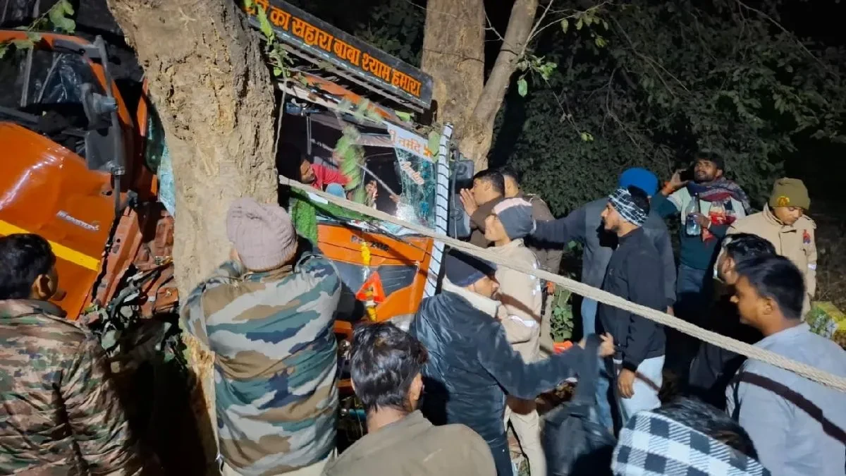 संभल: कैंटर की टक्कर से उजड़ा परिवार, पति-पत्नी और बेटे समेत चार की मौत