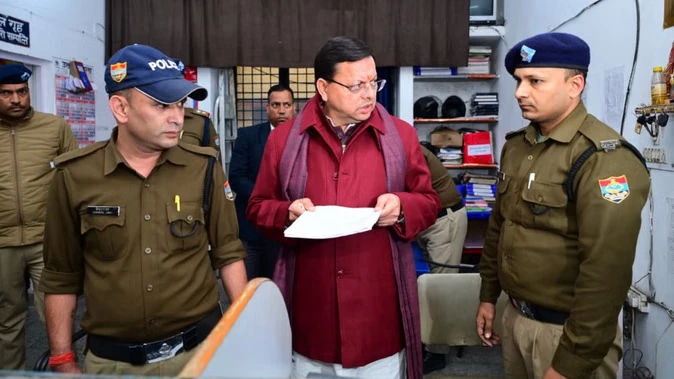 डालनवाला थाने का औचक निरीक्षण: सीएम ने गंदगी पर जताई नाराजगी, एसएचओ लाइन हाजिर