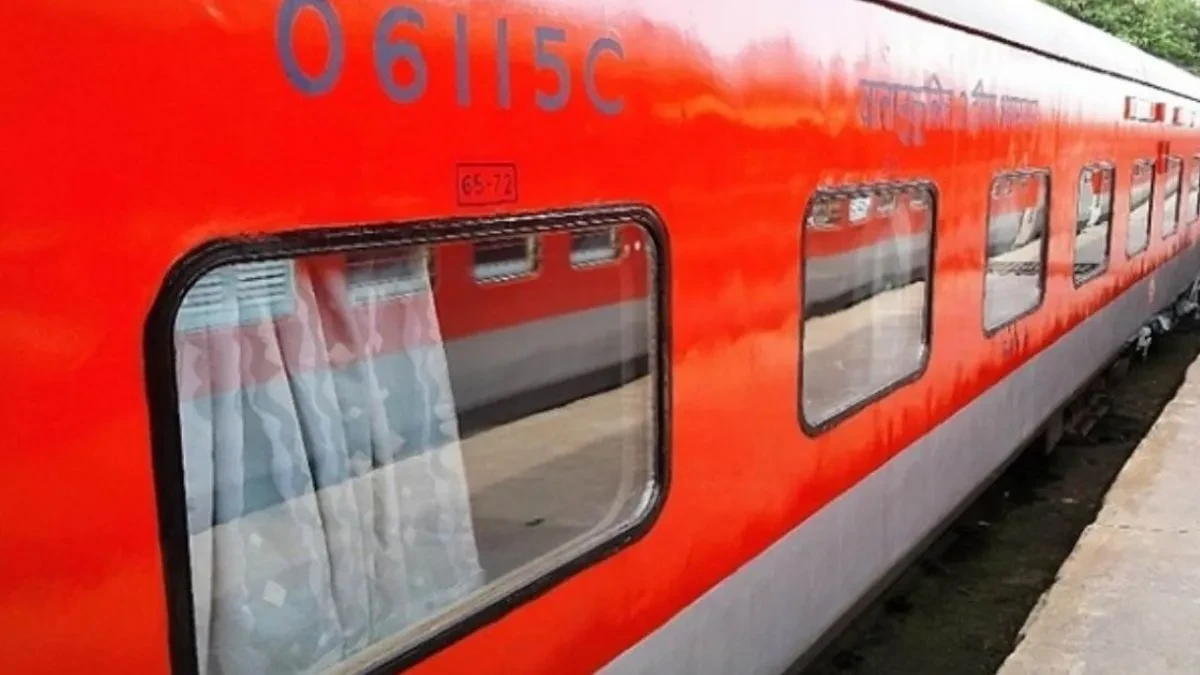 असम में हाथियों से टकराई राजधानी एक्सप्रेस, इंजन सहित पांच डिब्बे पटरी से उतरे