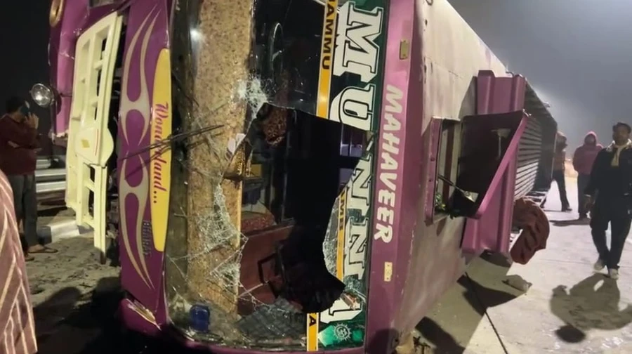 जम्मू: पिकनिक से लौट रही स्कूल बस पलटी, 35 से अधिक छात्र घायल