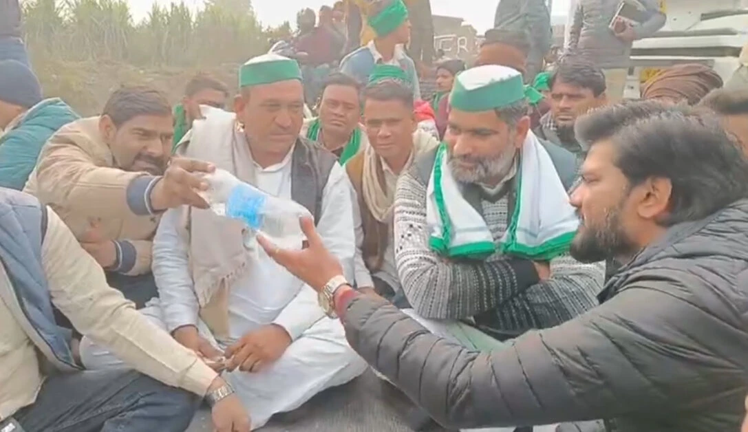 प्रदूषण के खिलाफ भाकियू अराजनैतिक का धरना, कचरे से भरे ट्रक रोके