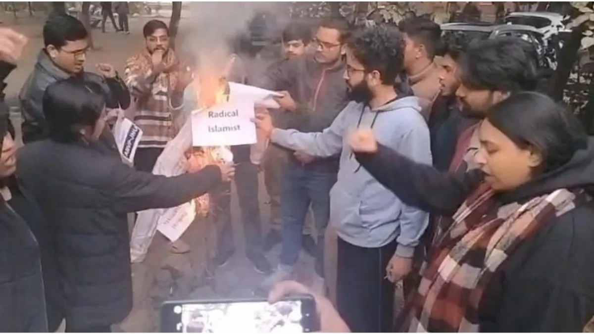 बांग्लादेश में हिंदुओं पर हिंसा के खिलाफ जेएनयू में एबीवीपी का प्रदर्शन