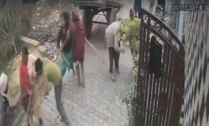 हापुड़: बच्चों के झगड़े ने लिया हिंसक रूप, महिला और दो बच्चे घायल