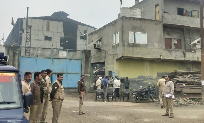 हापुड़: फैक्टरी में क्रेन हादसे में मजदूर की मौत, सुरक्षा व्यवस्था पर उठे सवाल