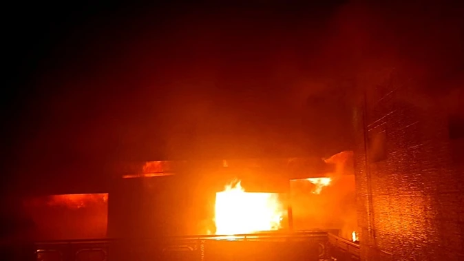 सासनी: रेडीमेड दुकान में आग, लाखों रुपये का नुकसान