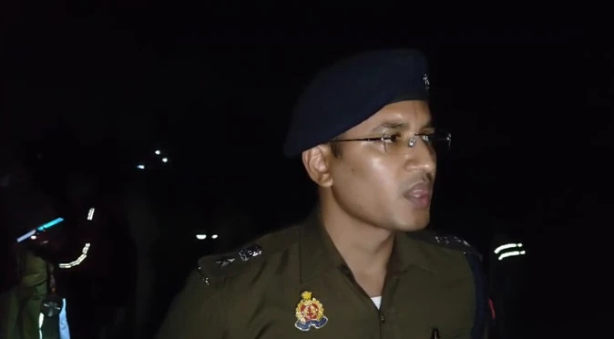 नजीबाबाद बाईपास पर युवक की बेरहमी से हत्या, शव के पास मिली पेट्रोल की बोतल