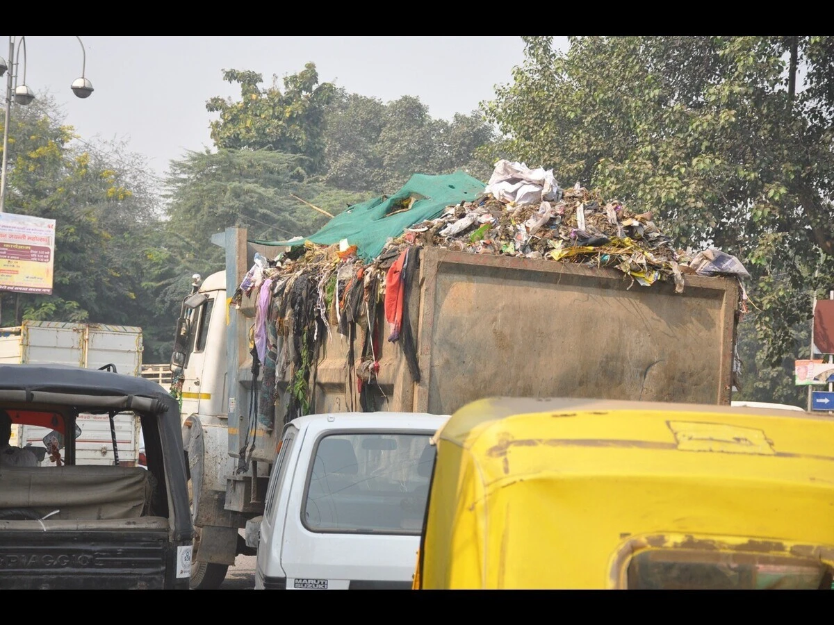 मुजफ्फरनगर: दिल्ली से आए कचरे के जलने पर बिफरे किसान, पेपर मिल के बाहर देर रात प्रदर्शन