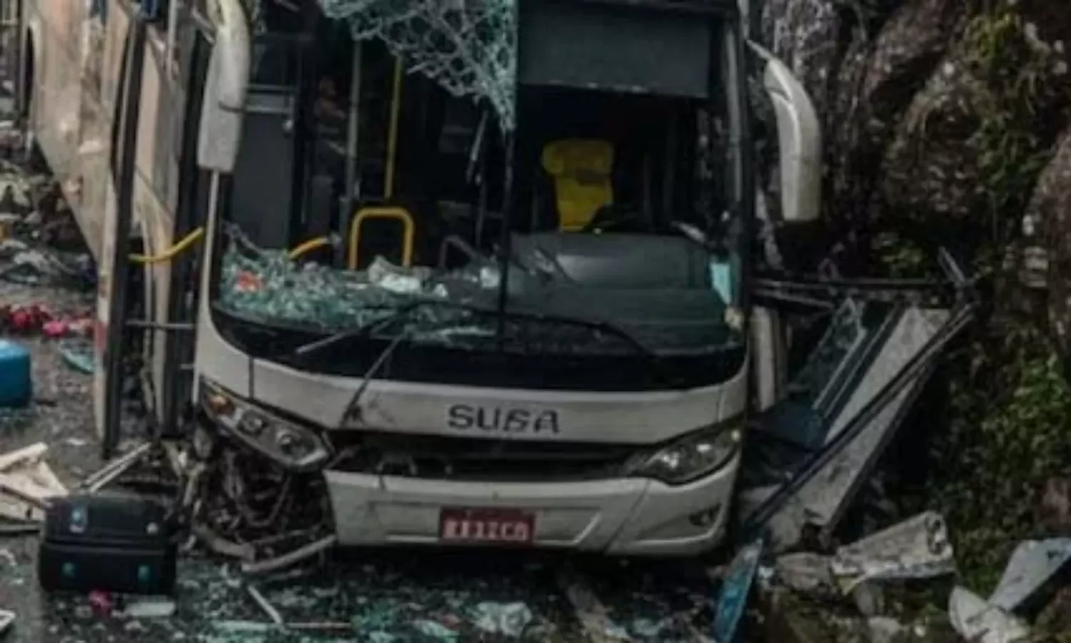 इंडोनेशिया: अनियंत्रित बस कंक्रीट बैरियर से टकराई, 15 की मौत