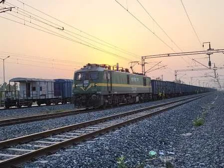 पहली बार अनाज लेकर अनंतनाग पहुंची मालगाड़ी, राष्ट्रीय राजमार्ग पर दबाव भी कम होगा