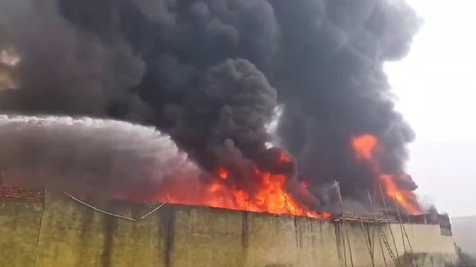 मुजफ्फरनगर: चरथावल रोड पर वेस्ट ऑयल गोदाम में आग, लाखों रुपये का नुकसान होने का खतरा