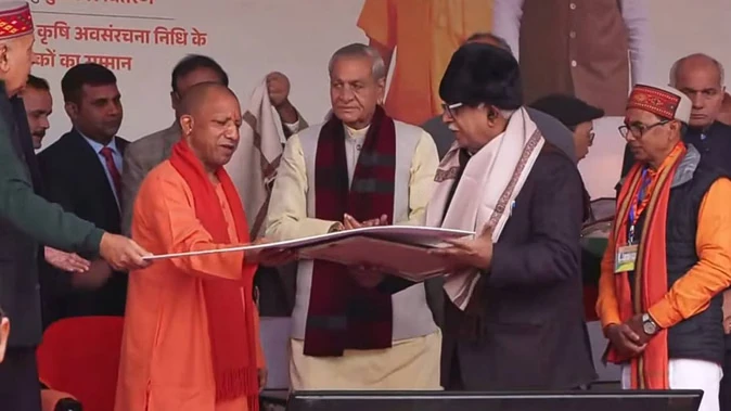 किसान दिवस पर सीएम योगी ने प्रगतिशील किसानों को किया सम्मानित