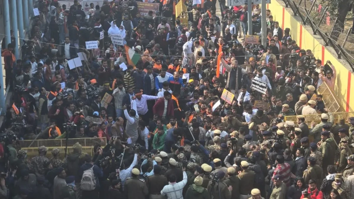 दिल्ली: बांग्लादेश उच्चायोग के बाहर हिंदू संगठनों का विरोध प्रदर्शन