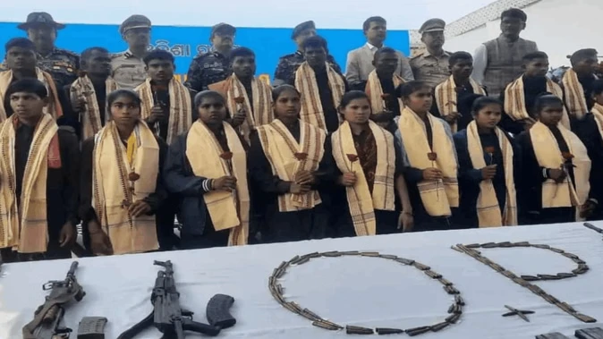 'लाल आतंक' का सरेंडर: ओडिशा में छत्तीसगढ़ के 22 नक्सलियों का समर्पण
