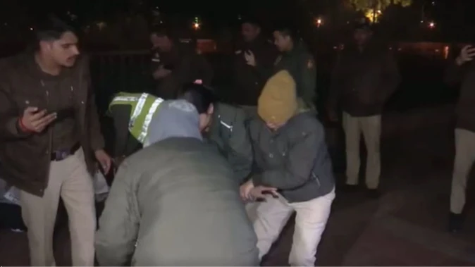 उन्नाव दुष्कर्म मामले में सेंगर की सजा निलंबन के खिलाफ इंडिया गेट पर प्रदर्शन