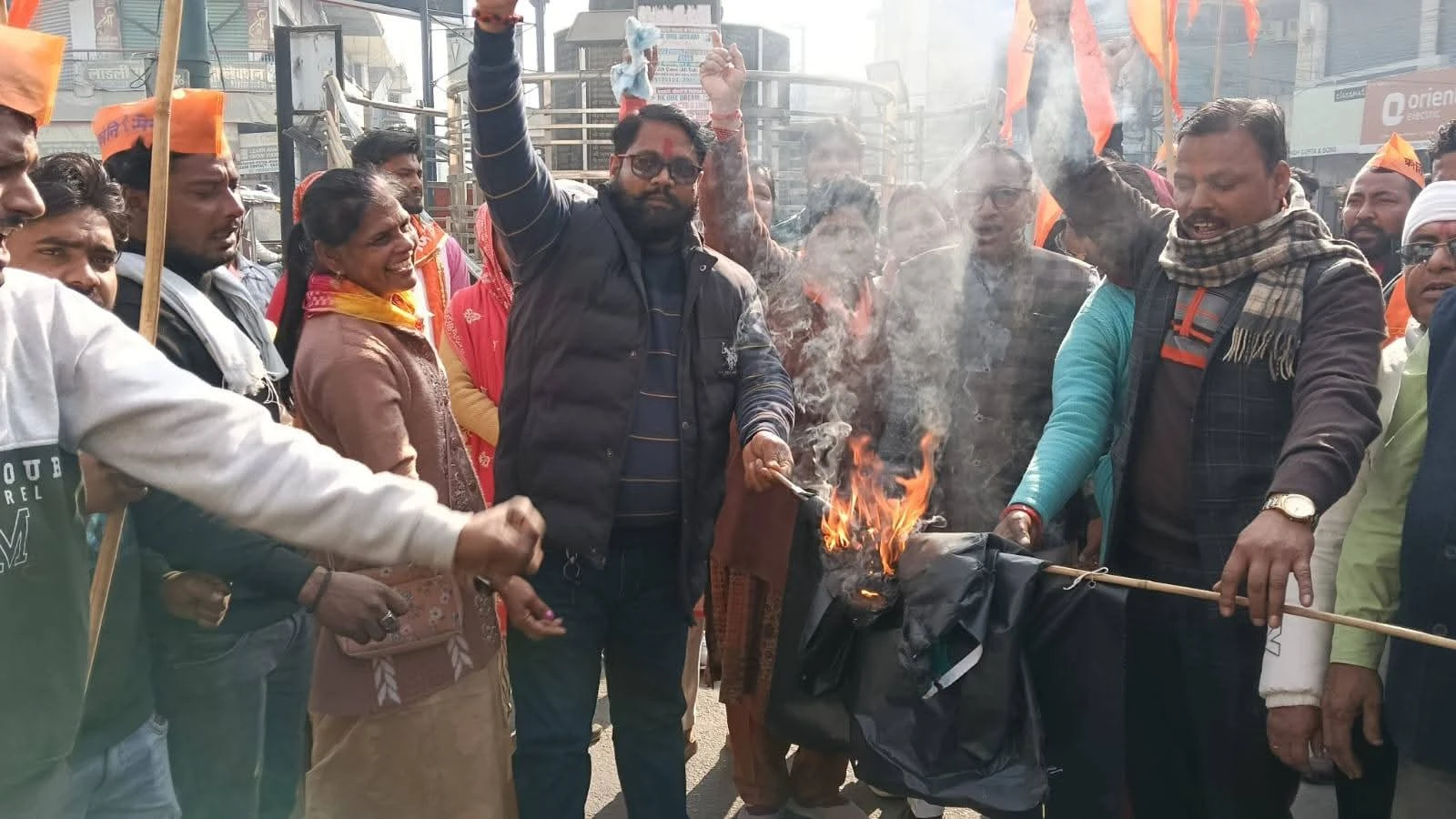 मुजफ्फरनगर: क्रांति सेना का बांग्लादेश के खिलाफ जोरदार विरोध प्रदर्शन, पुतला फूंका