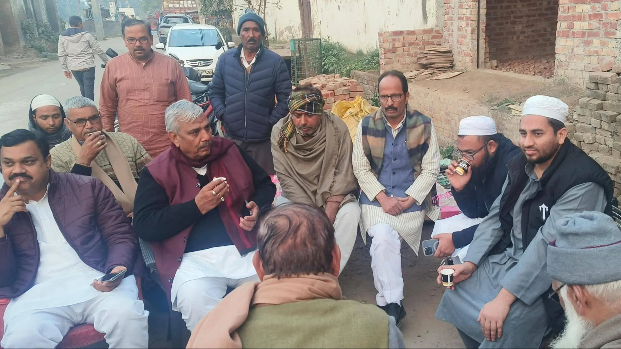 सपा सांसद हरेंद्र मलिक ने दिवंगत पीएसी जवान के परिजनों को दी सांत्वना