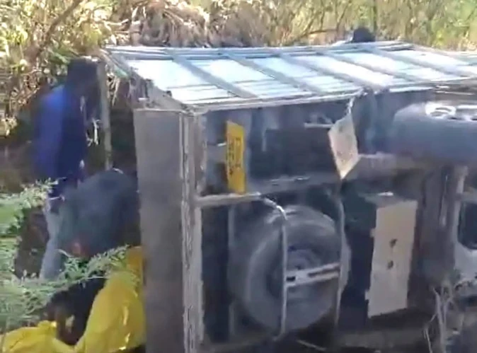 बैतूल: ग्रामीणों को ले जा रही पिकअप पलटी, 31 ग्रामीण घायल