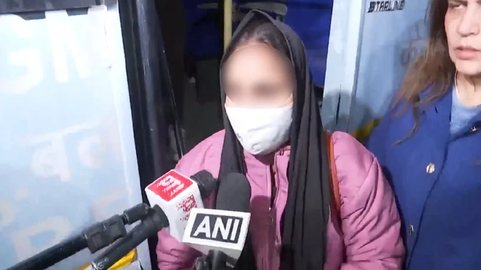 उन्नाव दुष्कर्म पीड़िता ने की सोनिया गांधी से मिलने की कोशिश, न्याय की लगाई गुहार