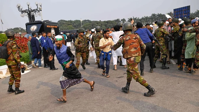 बांग्लादेश में हिंसा जारी, राजबाड़ी में हिंदू युवक की भीड़ ने की हत्या