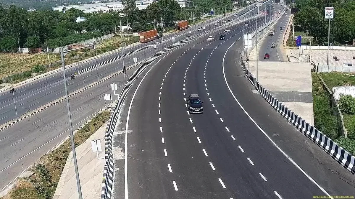 नई दिल्ली:  अज्ञात वाहन की टक्कर से कार खाई में गिरी, दो की मौत