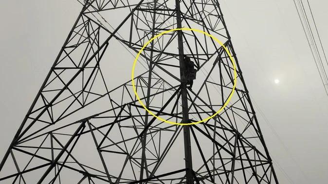 मेरठ में 'वीरू' से शादी की जिद पर अड़ी 'बसंती' टॉवर पर चढ़ी