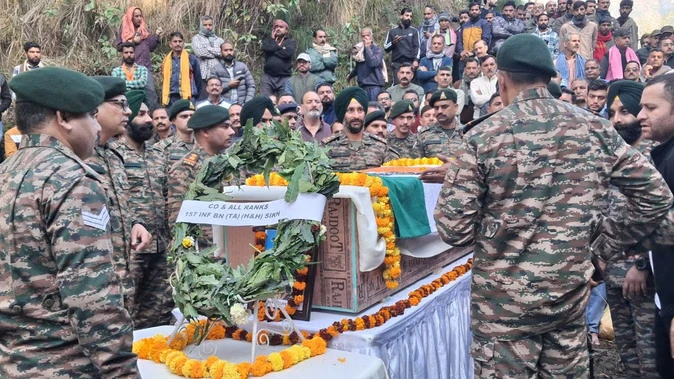 रियासी: बलिदानी सूबेदार सुरजीत का अंतिम संस्कार, बेटे ने दी मुखाग्नि