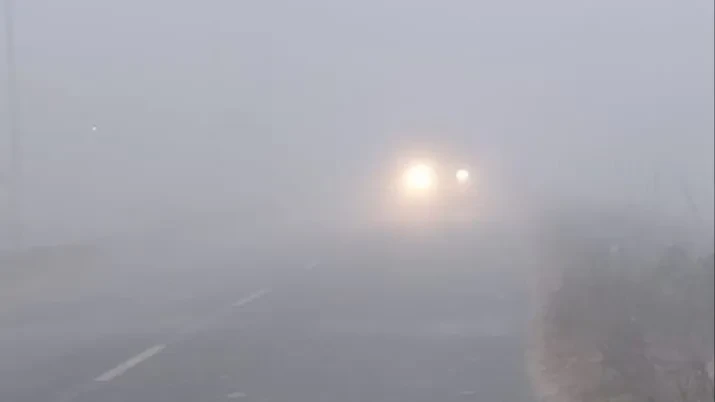 उत्तर प्रदेश में कोहरे और ठंड का कहर, दृश्यता शून्य और तापमान में गिरावट