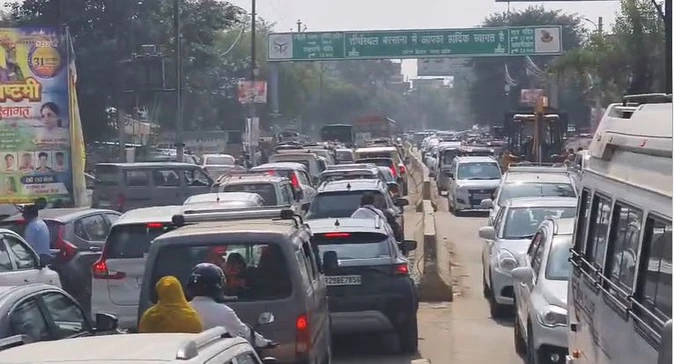 नववर्ष पर राधारानी दर्शन: भीड़ प्रबंधन के लिए कस्बे में विशेष ट्रैफिक व्यवस्था लागू