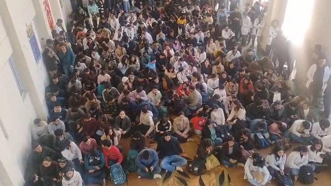 हिमाचल में स्वास्थ्य सेवाओं पर असर, आईजीएमसी में रेजिडेंट डॉक्टरों का प्रदर्शन