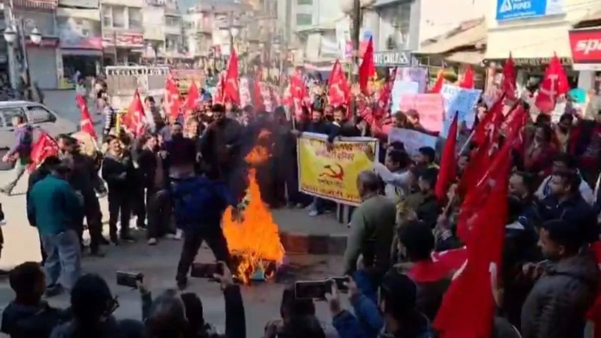 मंडी: हड़ताल के बीच एंबुलेंस कर्मचारी ने की आत्मदाह की कोशिश