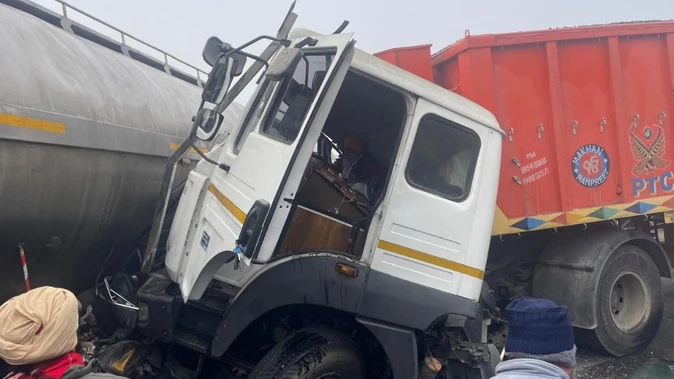 जालंधर में टिप्पर से टकराई तेज रफ्तार पनबस, मोगा में भिड़े कई वाहन