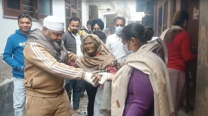 अंबाला में तीन साल से बंद कमरे में फंसी बुजुर्ग महिला को संस्था ने बचाया