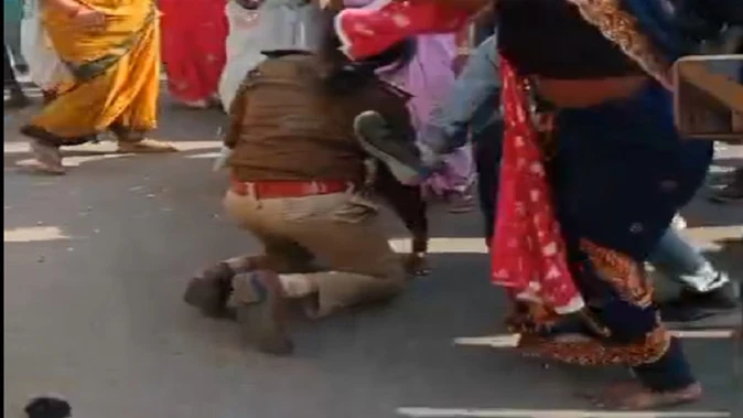 रायगढ़ में भीड़ ने महिला थाना प्रभारी को पीटा, वाहनों में लगाई आग