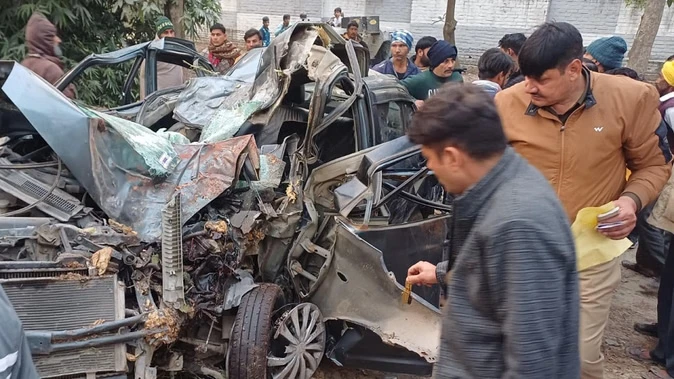 सहारनपुर: पेड़ से टकराई तेज रफ्तार कार, दो भाइयों समेत चार लोगों की मौके पर मौत