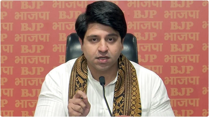 आरएसएस पर टैगोर की टिप्पणी से सियासी तूफान, भाजपा का तीखा पलटवार