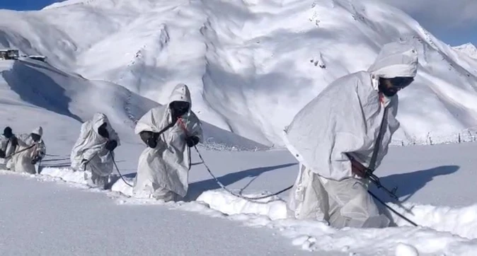एलओसी पर कड़ाके की ठंड में चौकसी बढ़ी, बर्फीले हालात में भी मुस्तैद जवान