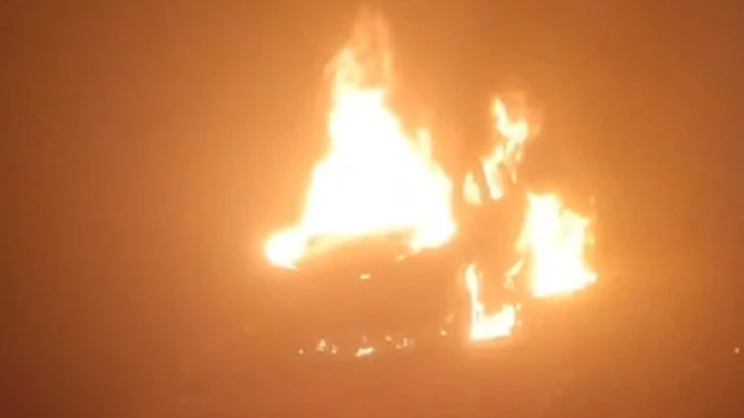 बिजनौर: कोहरे में धीमी गति से टैक्सी चलाने पर यात्रियों ने चालक को पीटा, कार में लगी आग