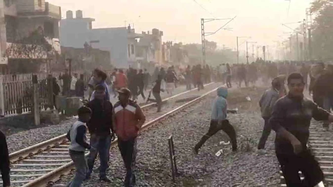 वन भूमि अधिग्रहण के विरोध में अमितग्राम में प्रदर्शन, भीड़ ने पुलिस पर किया पथराव