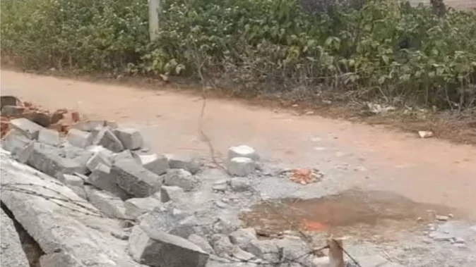 झारखंड: पत्नी के मायके जाने पर पति ने ससुराल की दीवार पर चलाया बुलडोजर