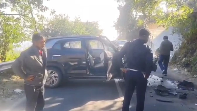 बजून में सड़क हादसा: पार्क की गई कार से टकराई दूसरी कार, पांच घायल