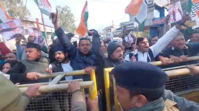 गौचर मेले में प्रदर्शन के दौरान कई कांग्रेस कार्यकर्ता हिरासत में