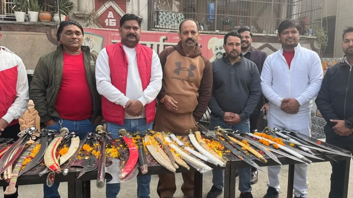 शालीमार गार्डन में तलवार वितरण पर पुलिस की कार्रवाई, 10 गिरफ्तार