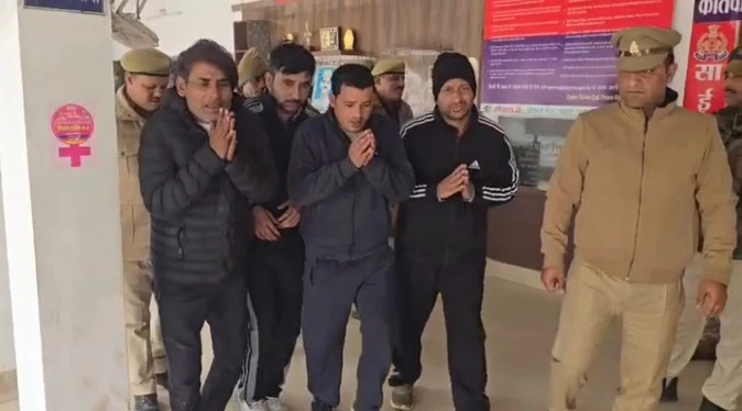 अमरोहा: थाने से लंगड़ाते हुए निकले आरोपी, हाईवे पर की थी बस में तोड़फोड़