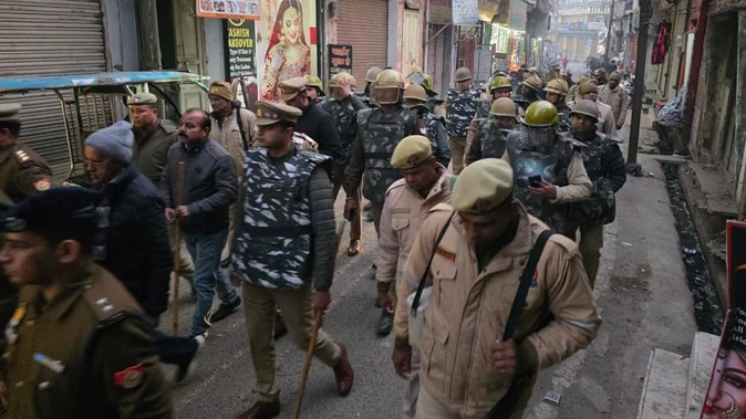 संभल में जामा मस्जिद से सटे कब्रिस्तान की पैमाइश शुरू, भारी पुलिस बल तैनात