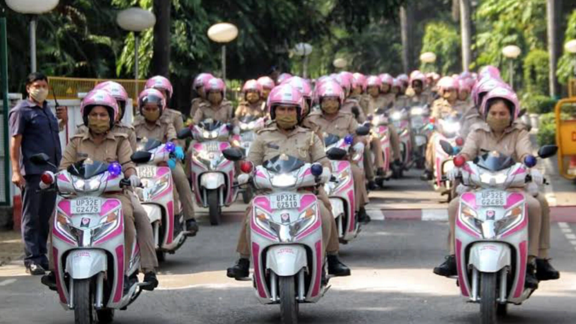 यूपी सरकार महिला पुलिसकर्मियों को देगी स्कूटी और मोबाइल फोन, जानें पूरी योजना