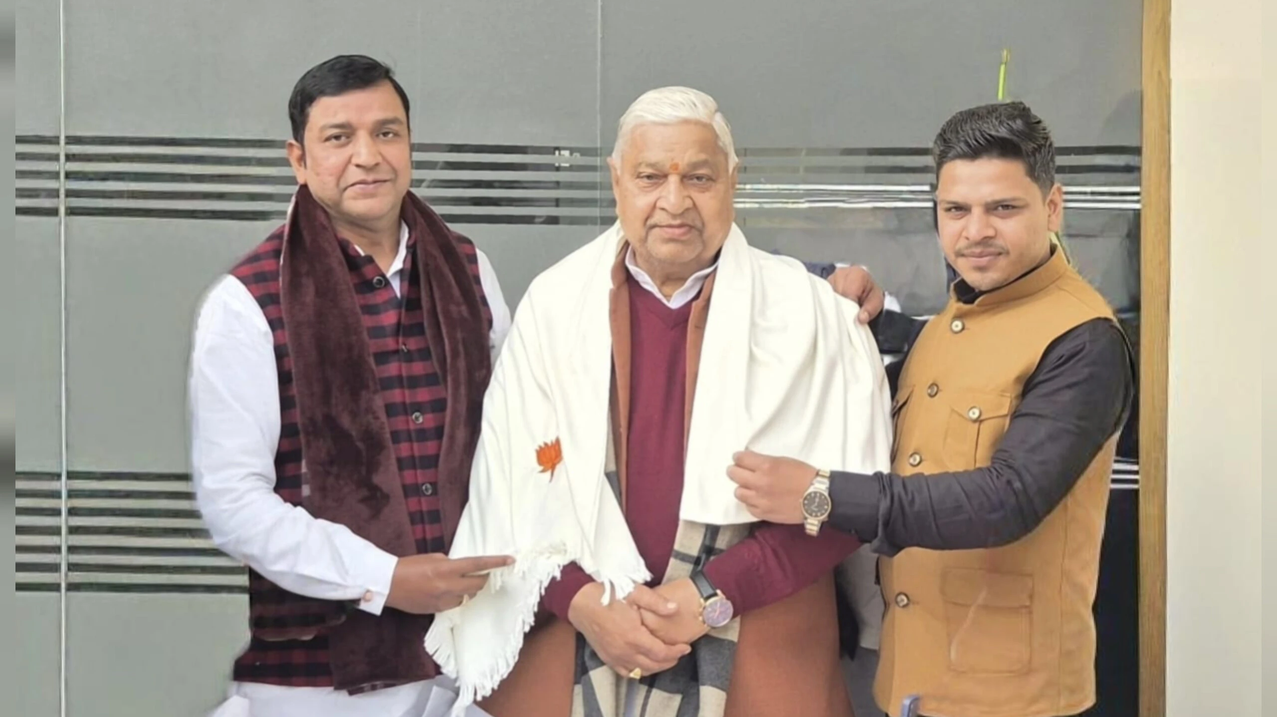 बुढ़ाना में स्ट्रीट लाइट व मंच निर्माण की मांग, एमएलसी दिनेश गोयल से की मुलाकात