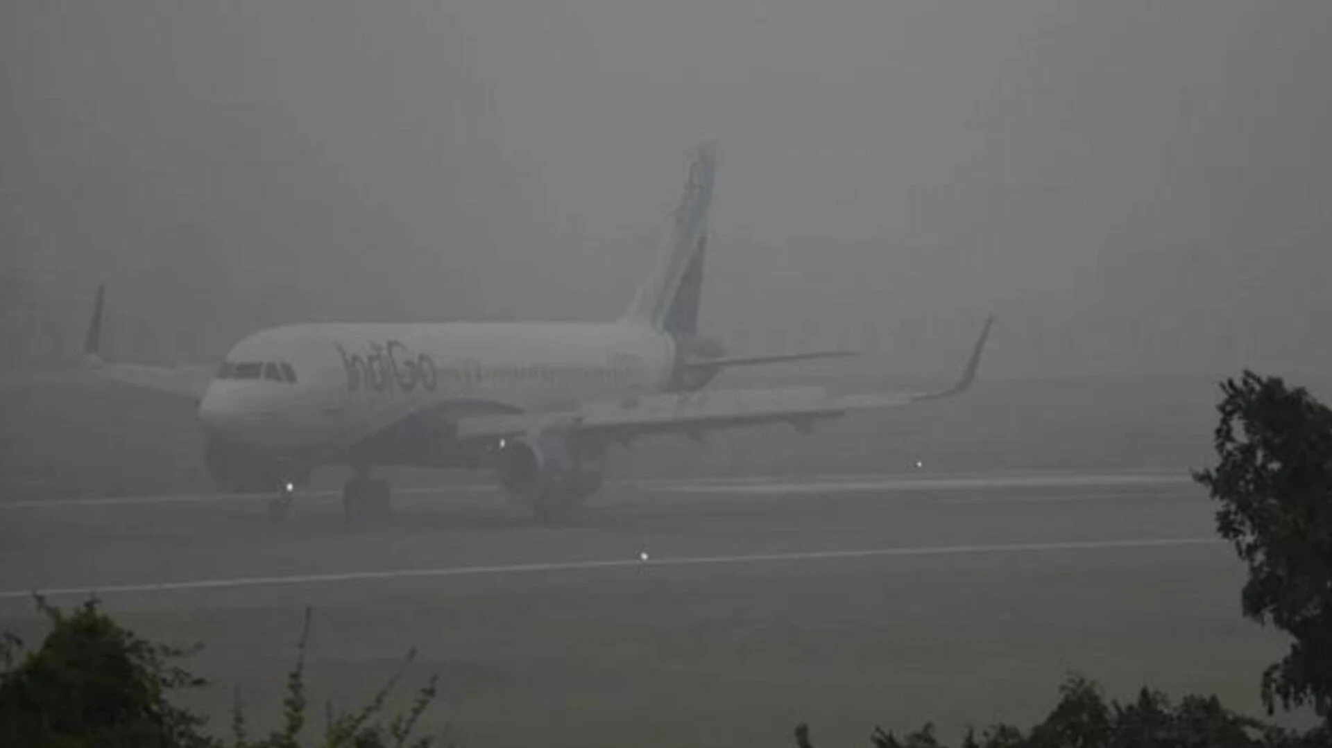 दिल्ली में घने कोहरे के कारण 148 फ्लाइट्स रद्द, ट्रेन सेवाएं भी प्रभावित