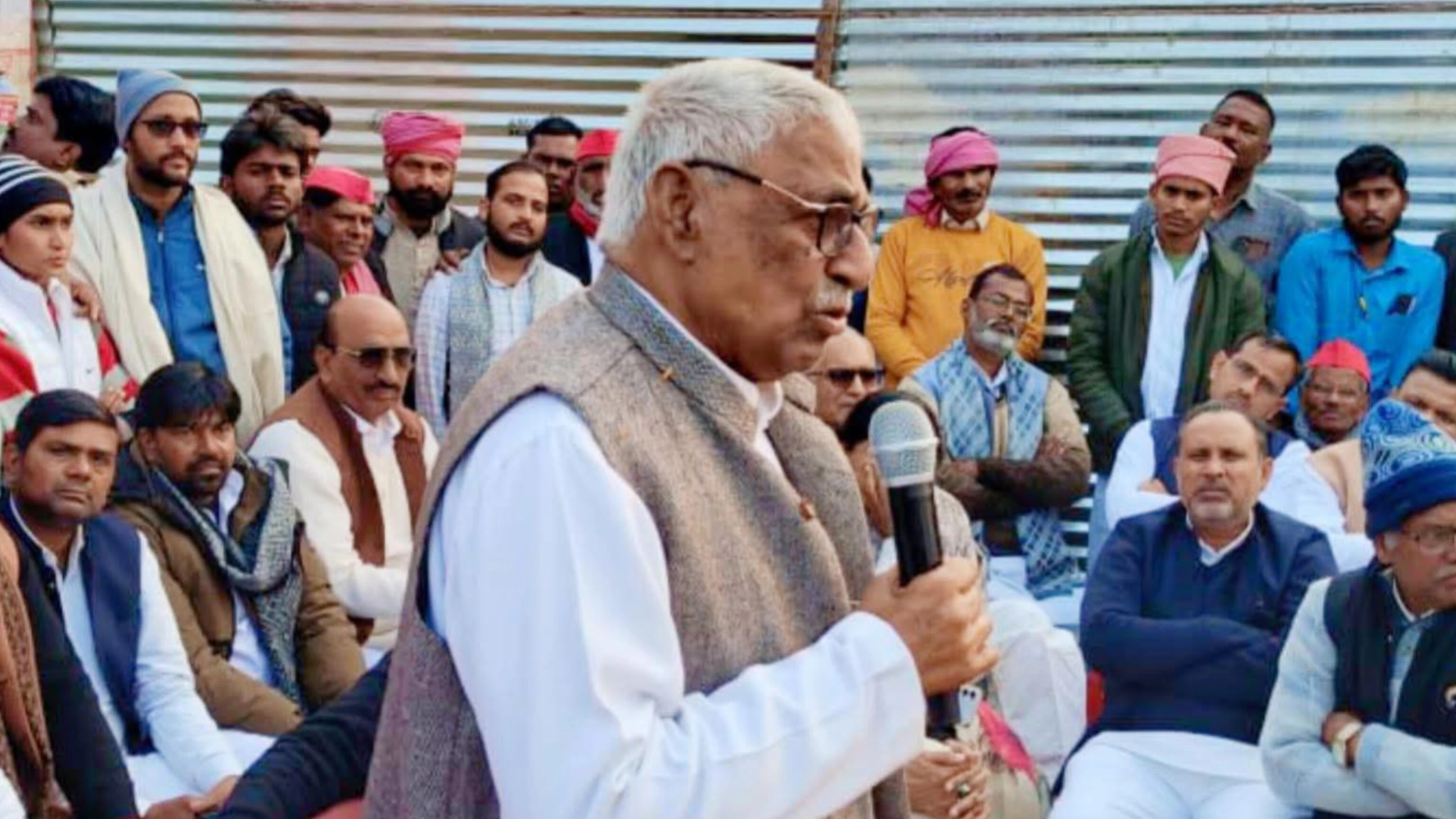 सपा की लोकप्रियता से बौखलायी योगी सरकार, तानाशाही पर उतारू: माता प्रसाद पांडेय